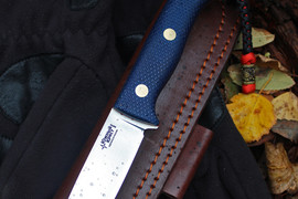 Туристический нож Шершень Bohler N690, накладки micarta Синяя, оружейная насечка