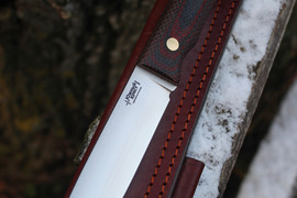 Туристический нож Praiter Bohler N690, накладки micarta Красно-Черная, оружейная насечка