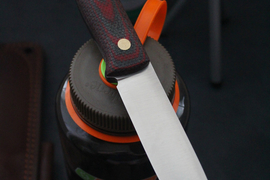 Туристический нож Бушкрафт Bohler N690, накладки micarta Красно-Черная, оружейная насечка