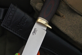 Туристический нож Партнер Эксперт Bohler N690, рукоять micarta Красно-Зеленая, оружейная насечка