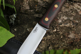 Туристический нож Юкон Ф (фултанг) Bohler N690, накладки micarta Красно-Зеленая, оружейная насечка