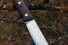 Туристический нож Росомаха Bohler N690, накладки micarta Красно-Черная, оружейная насечка