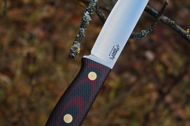 Туристический нож Росомаха Bohler N690, накладки micarta Красно-Черная, оружейная насечка