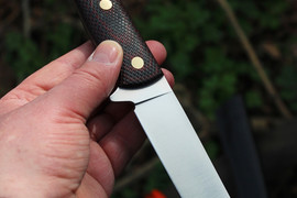 Туристический нож F5 D2, накладки micarta Красно-Черная, оружейная насечка