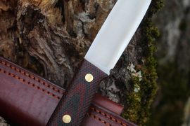 Туристический нож XM D2, накладки micarta Красно-Черная, оружейная насечка