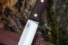 Туристический нож XM D2, накладки micarta Красно-Черная, оружейная насечка