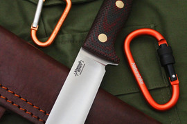 Туристический нож Кедр D2, накладки micarta Красно-Черная, оружейная насечка