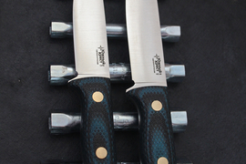 Туристический нож Шершень Bohler N690, накладки micarta Черно-Синяя, оружейная насечка