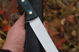 Туристический нож Meat Master Bohler N690, накладки micarta Черно-Синяя, оружейная насечка