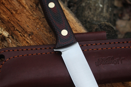 Туристический нож Шершень Bohler N690, накладки micarta Красно-Черная, оружейная насечка