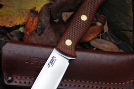 Туристический нож Cariboo Bohler N690, накладки micarta Койот, оружейная насечка