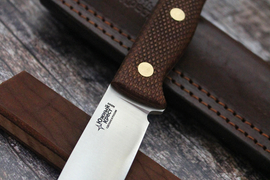 Туристический нож Cariboo Bohler N690, накладки micarta Койот, оружейная насечка