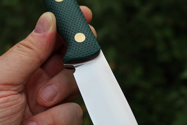 Туристический нож Cariboo Bohler N690, накладки micarta Изумруд, оружейная насечка